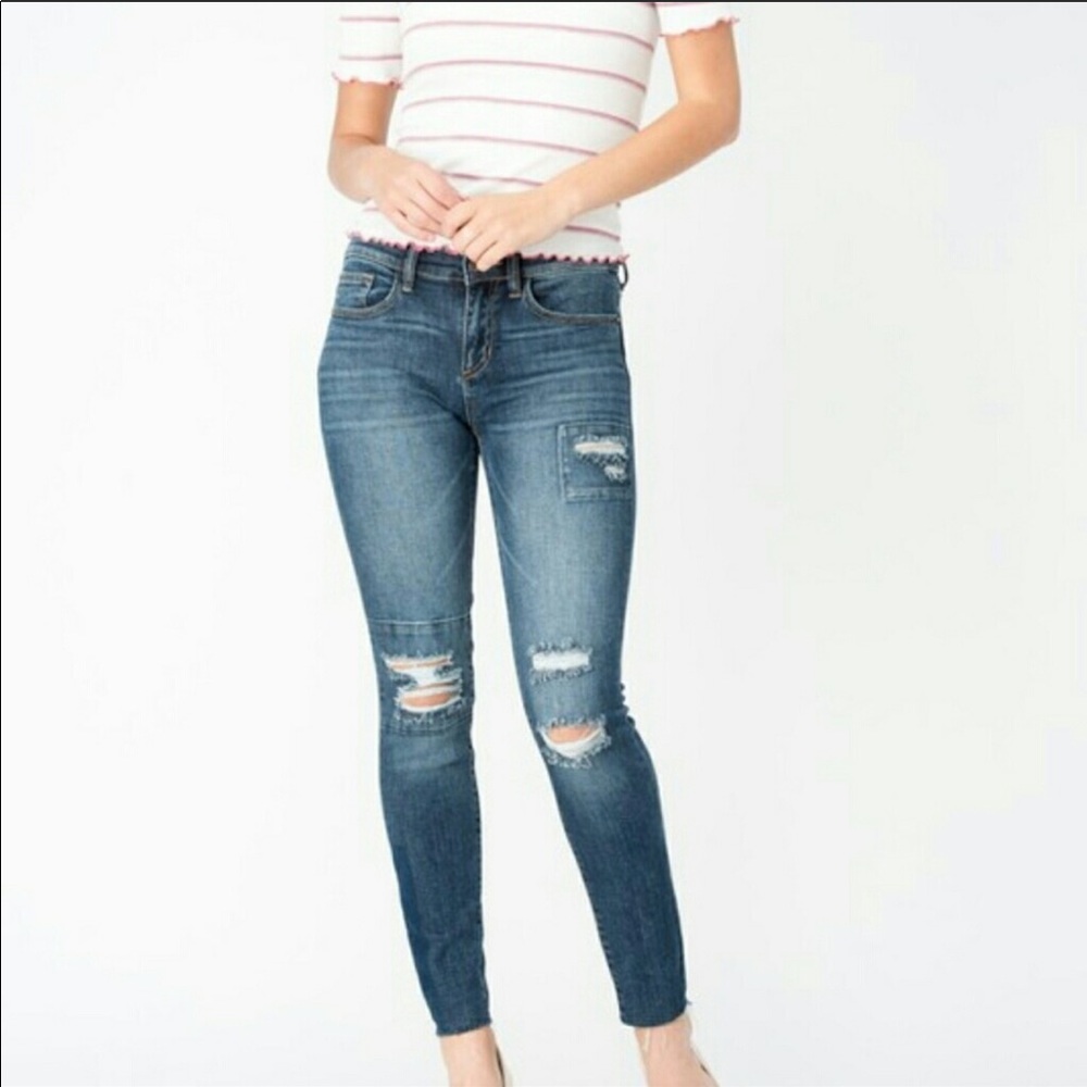 🎉HP🎉 Gorgeous Distressed Skinnies💕 - Picture 6 of 8